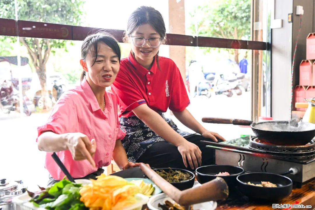 全网追的“扁担女孩”,找了一份暑假工,时薪12元 - 东营生活资讯 - 东营28生活网 dy.28life.com