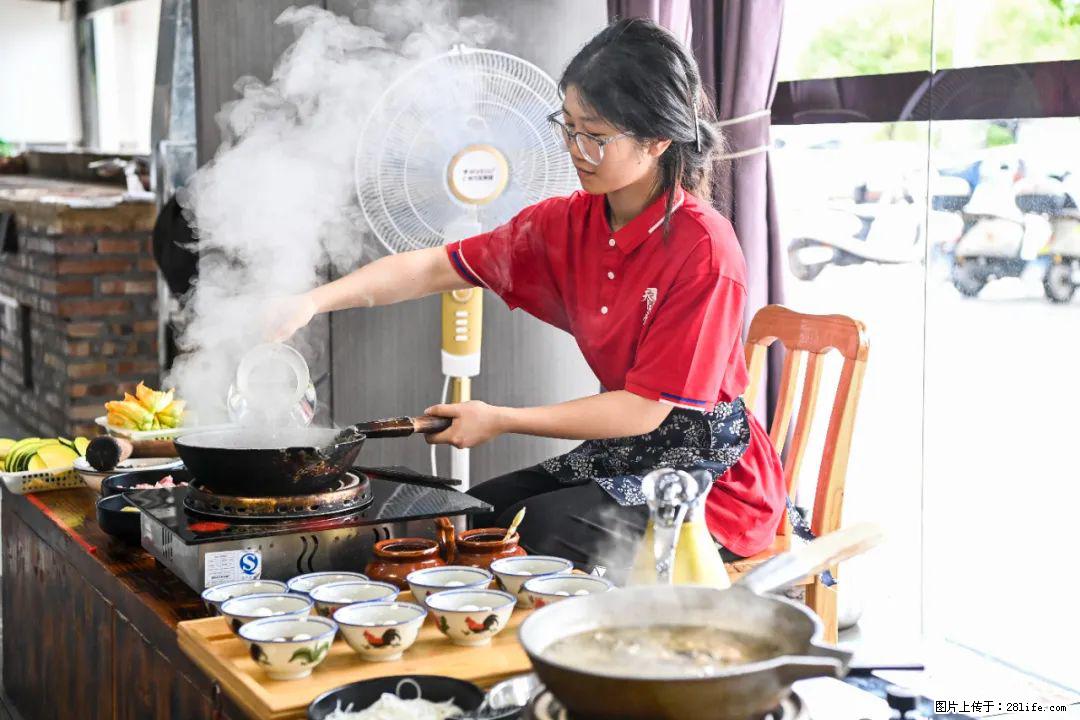 全网追的“扁担女孩”,找了一份暑假工,时薪12元 - 东营生活资讯 - 东营28生活网 dy.28life.com